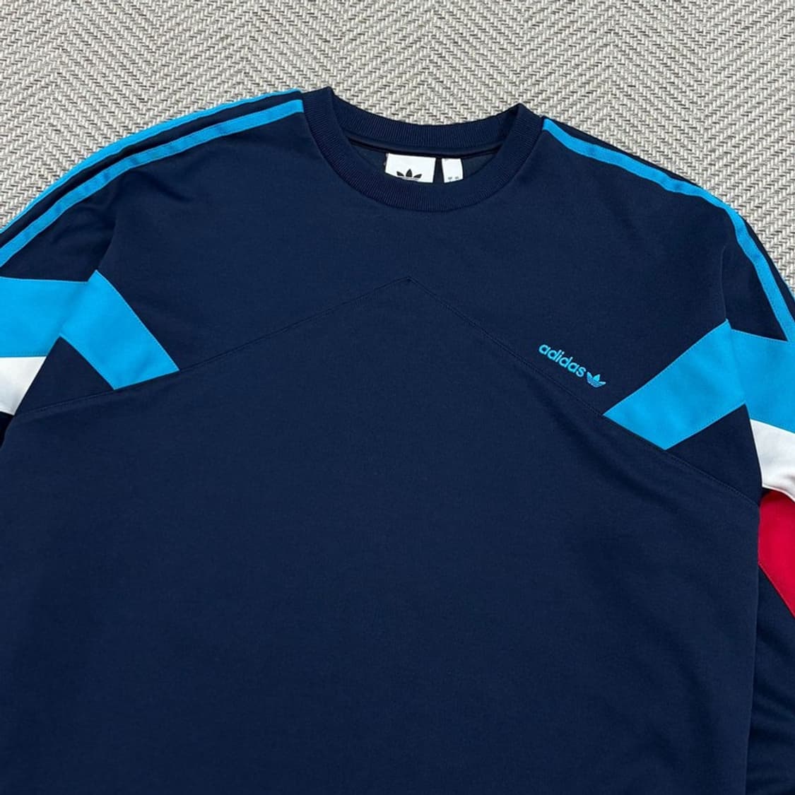 아디다스 배색 로고 맨투맨 v3042 상품이미지3