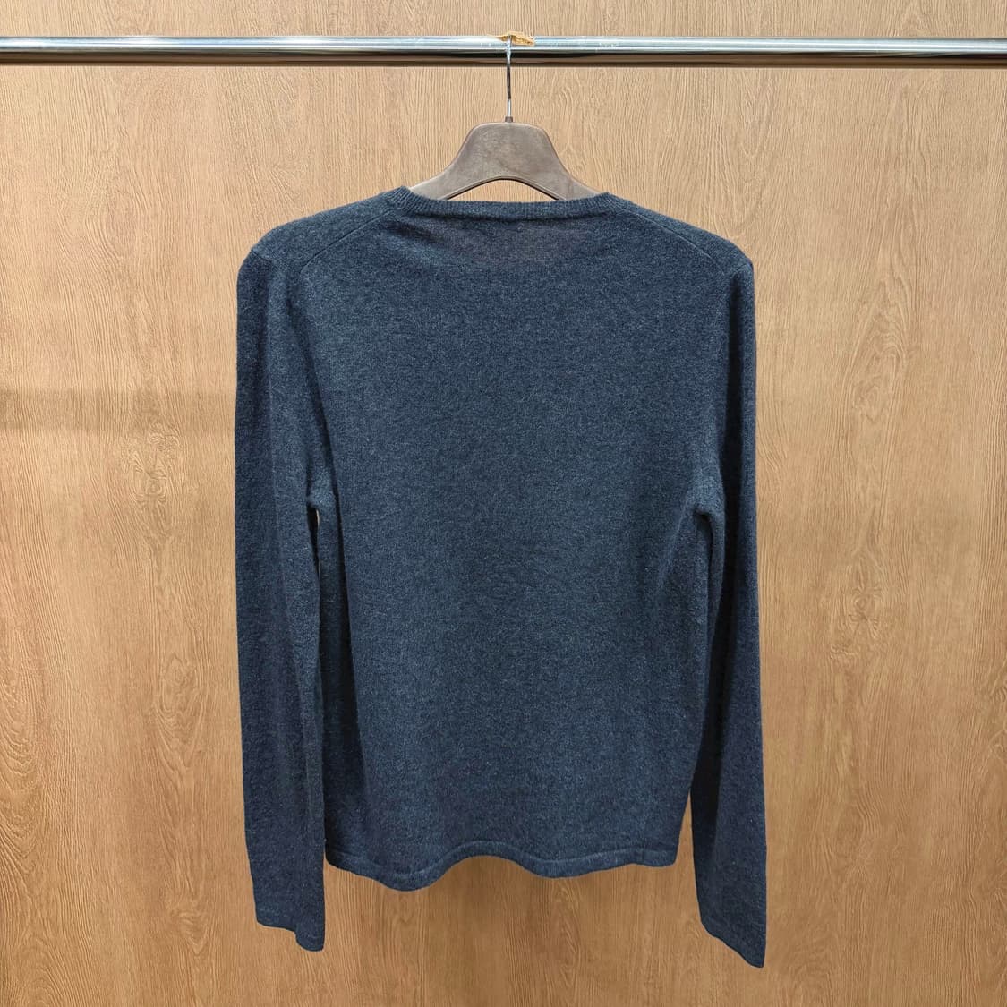 버버리 런던 라운드넥 긴팔 니트 로고 프린팅 디테일 레귤러핏 차콜 상품이미지3