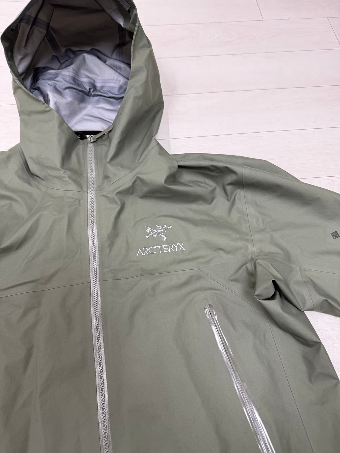 아크테릭스 베타 자켓 M사이즈 판매합니다. 색상은 카키색이고, 전체적으로 상품이미지4