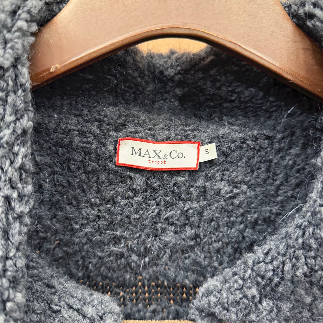 막스앤코 니트 코트 부클 텍스처 토글 스트랩 디테일 레귤러핏 차콜 상품이미지6