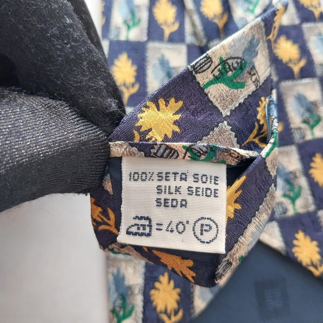 지방시 실크 네이비&옐로우 플라워 넥타이 9.7cm A+등급 K1349
 상품이미지10