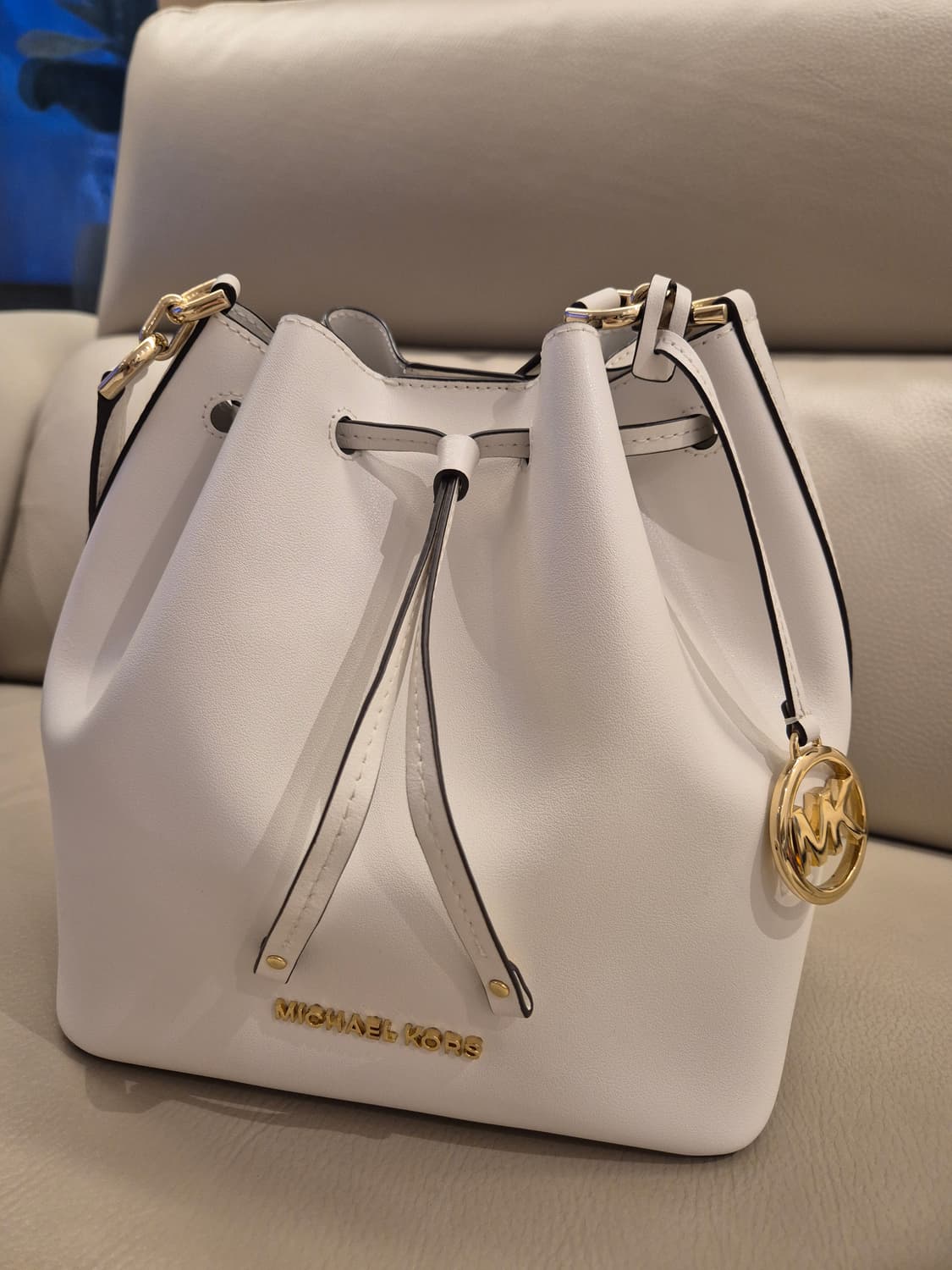 마이클코어스 화이트 버킷백 상품이미지1