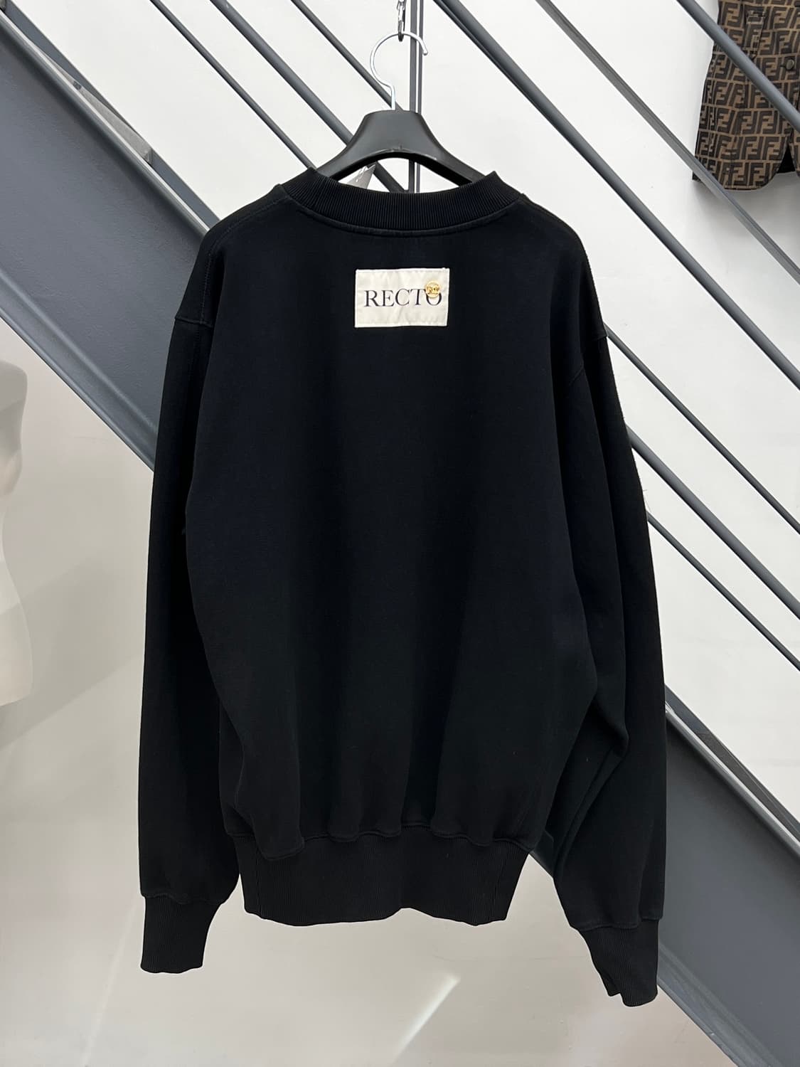렉토 RC 로고패치 블랙 맨투맨 상품이미지1