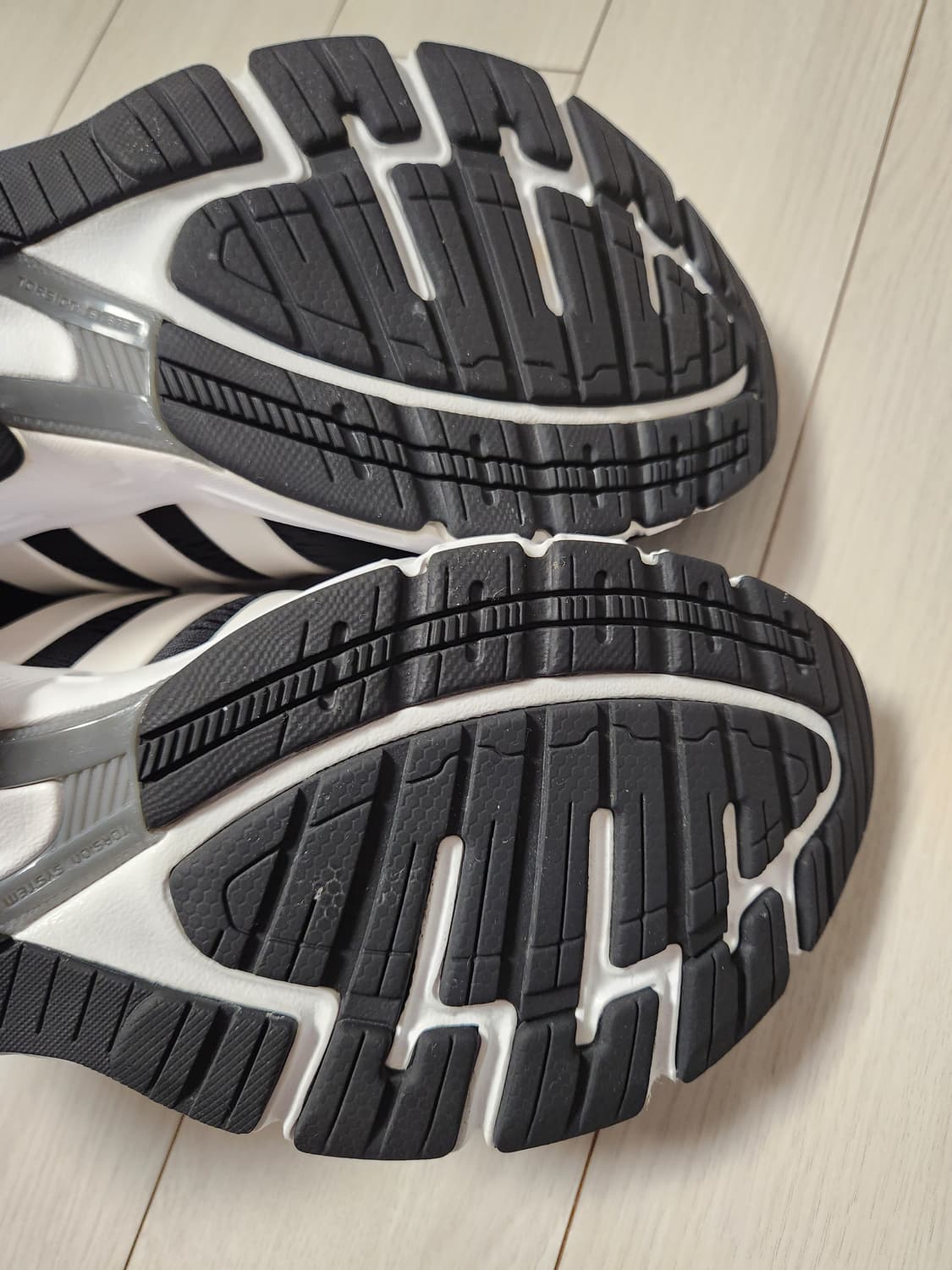 새상품급) 아디다스 운동화 이큅먼트 10 EM B96491 러닝화 사이즈 상품이미지8