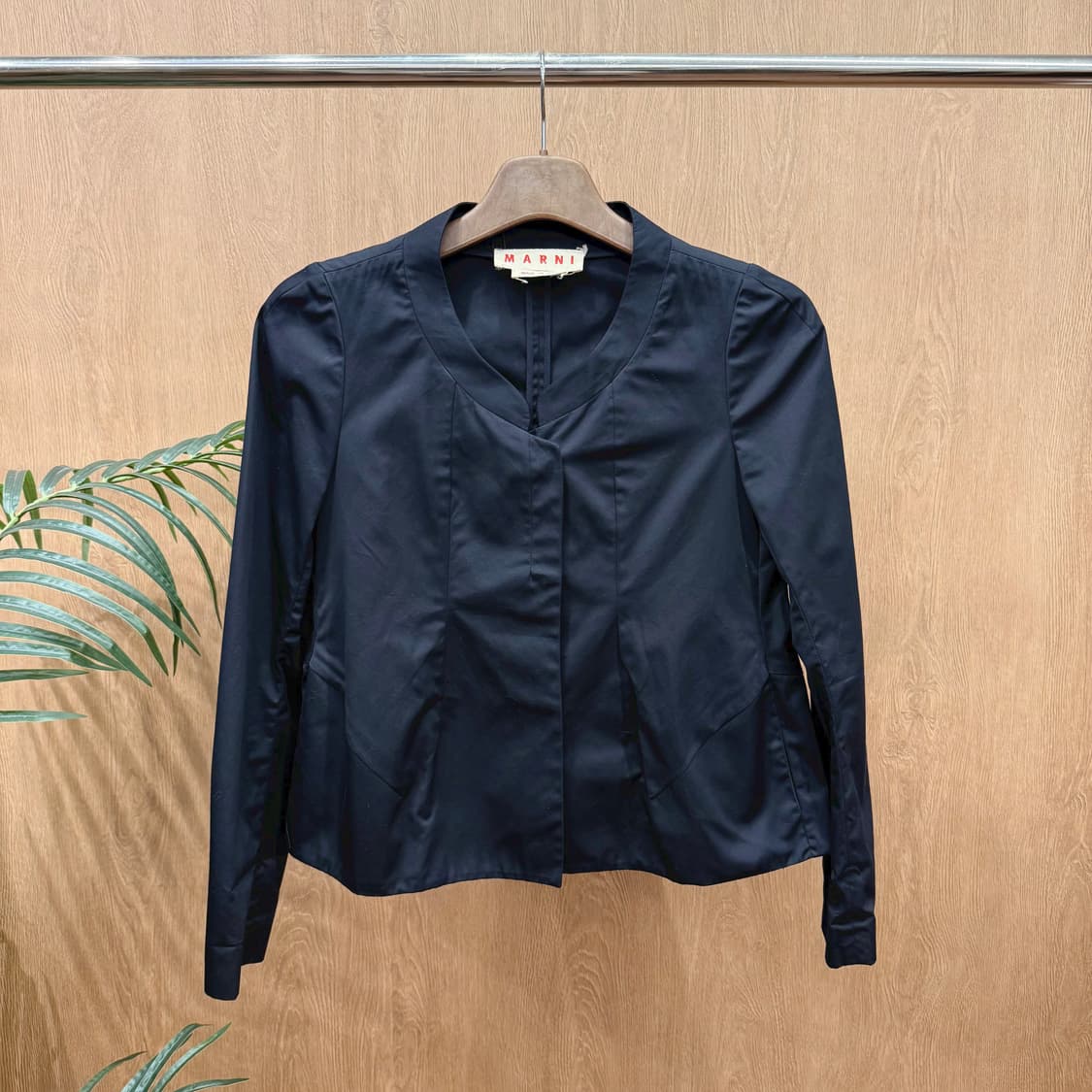 마르니 브이넥 히든 버튼 블라우스 절개 라인 디테일 슬림핏 블랙 상품이미지1