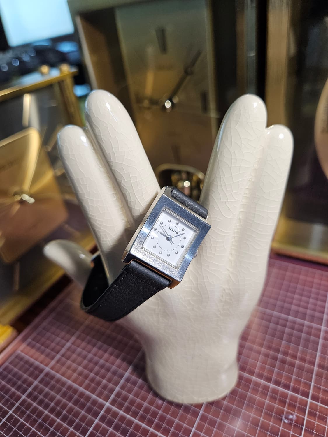 Roots 여성용 검정 가죽줄 쿼츠 시계 상품이미지1