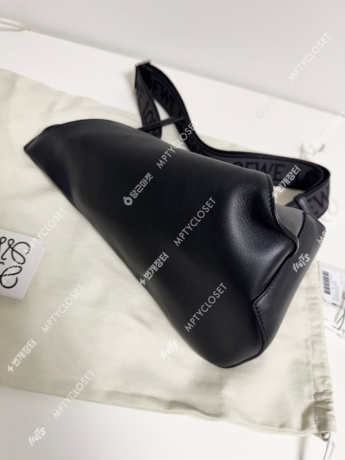 로에베 LOEWE 안톤 슬링백 블랙 카프스킨 상품이미지4