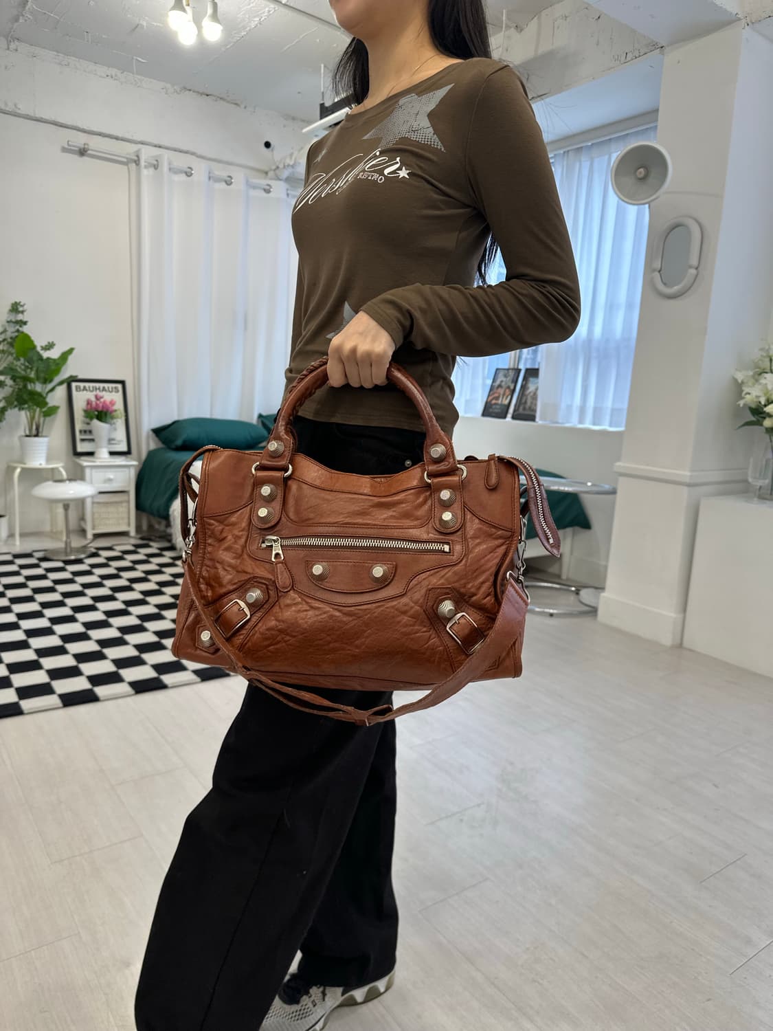 [A 정품] 발렌시아가 자이언트 시티 모터백 미디움 브라운 상품이미지4