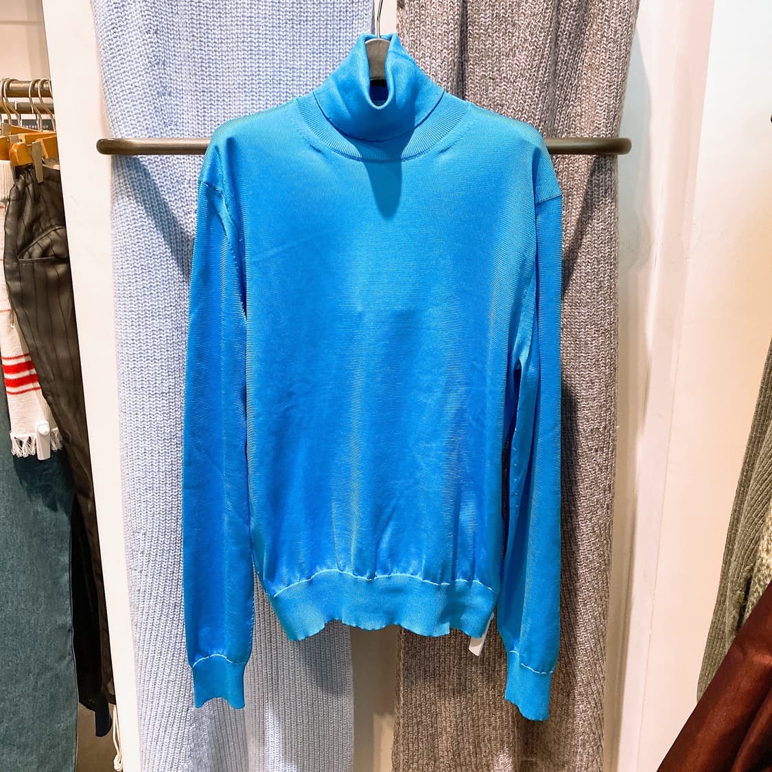 톰포드 남성 비치블루 실크 혼방터틀넥 니트 상품이미지1