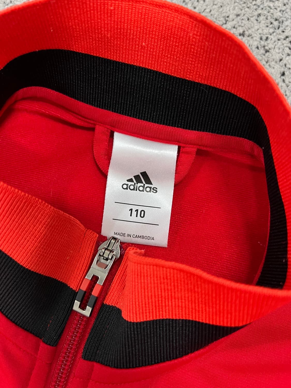 (110) 아디다스 레드 블랙 기모 져지 상품이미지3