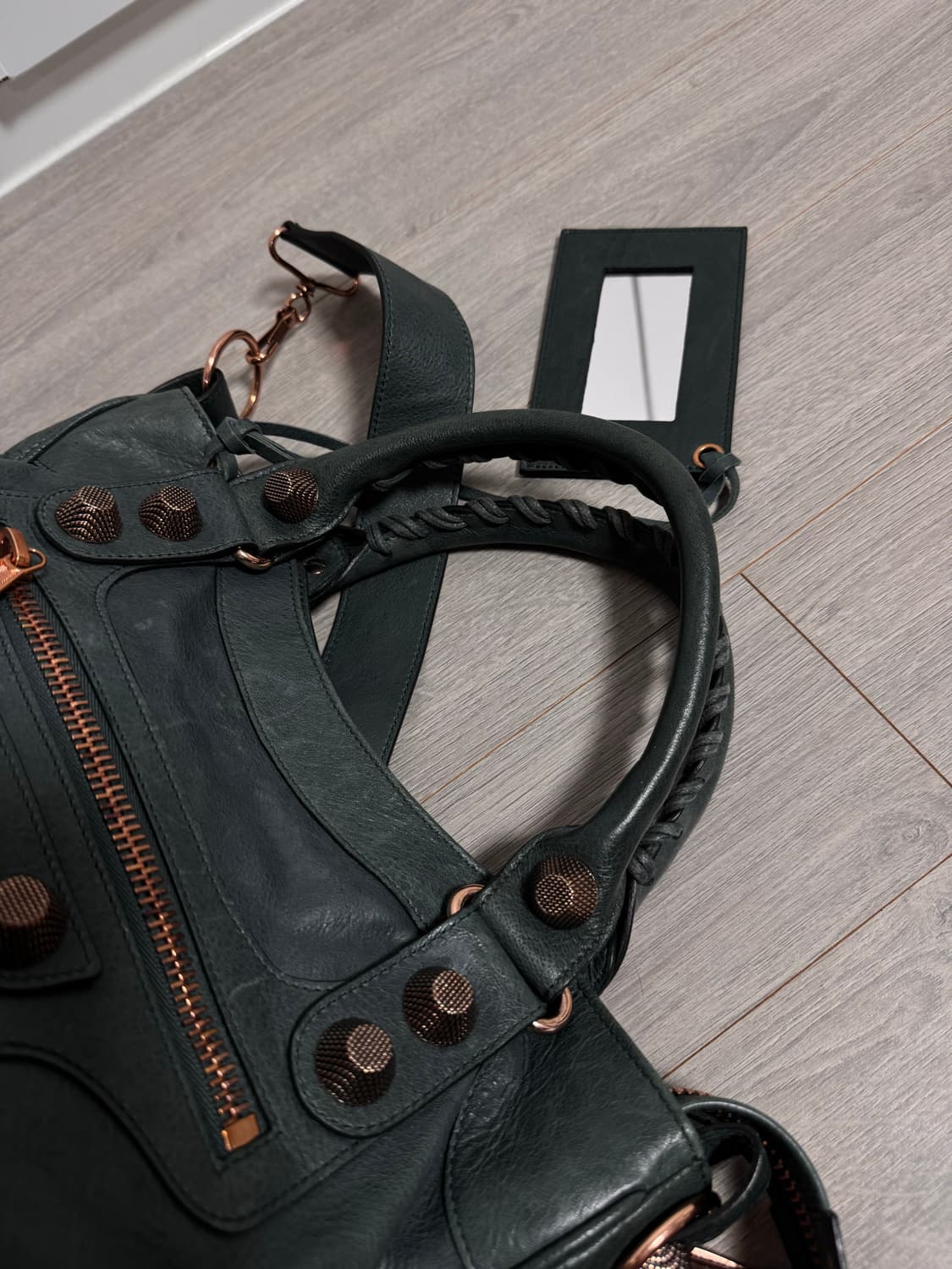 발렌시아가 클래식 시티 틸그린 미디움/상태최상/급처 상품이미지3