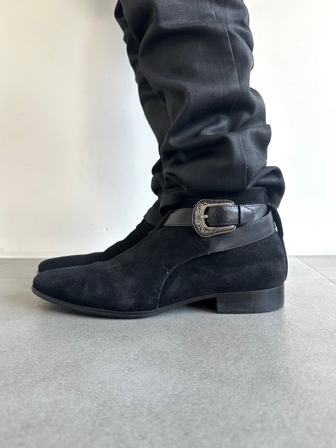 생로랑 16FW 웨스턴 버클 조드퍼 부츠 블랙 상품이미지1