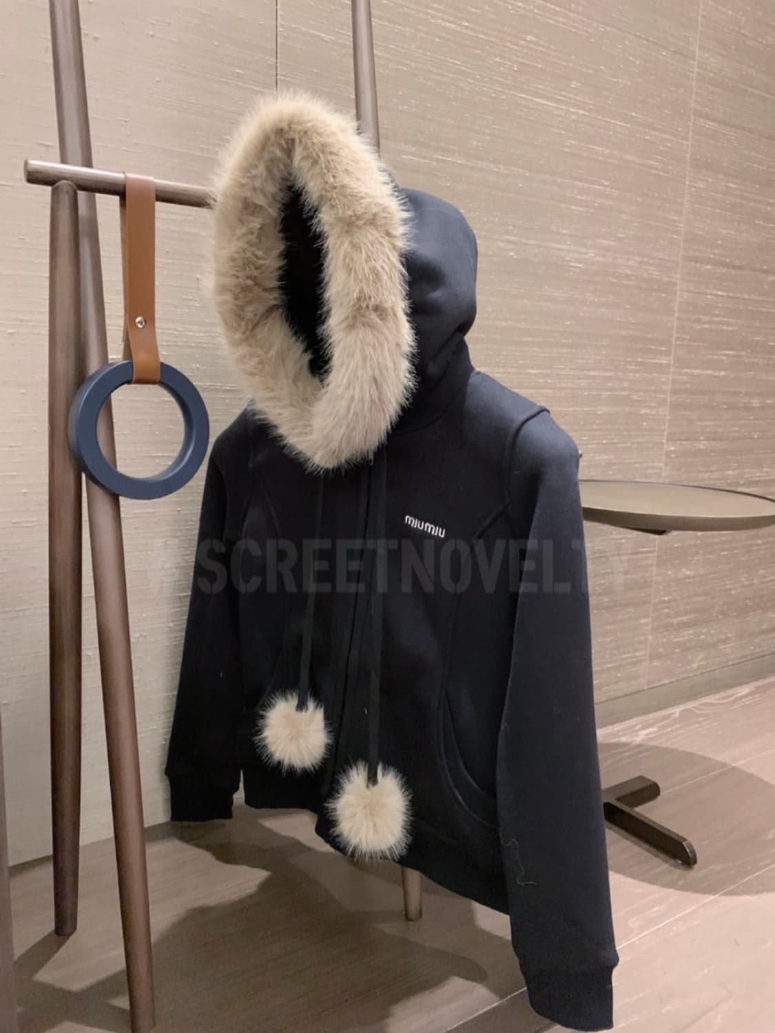 미우미우 방울 퍼 후드 집엎 블랙 상품이미지1