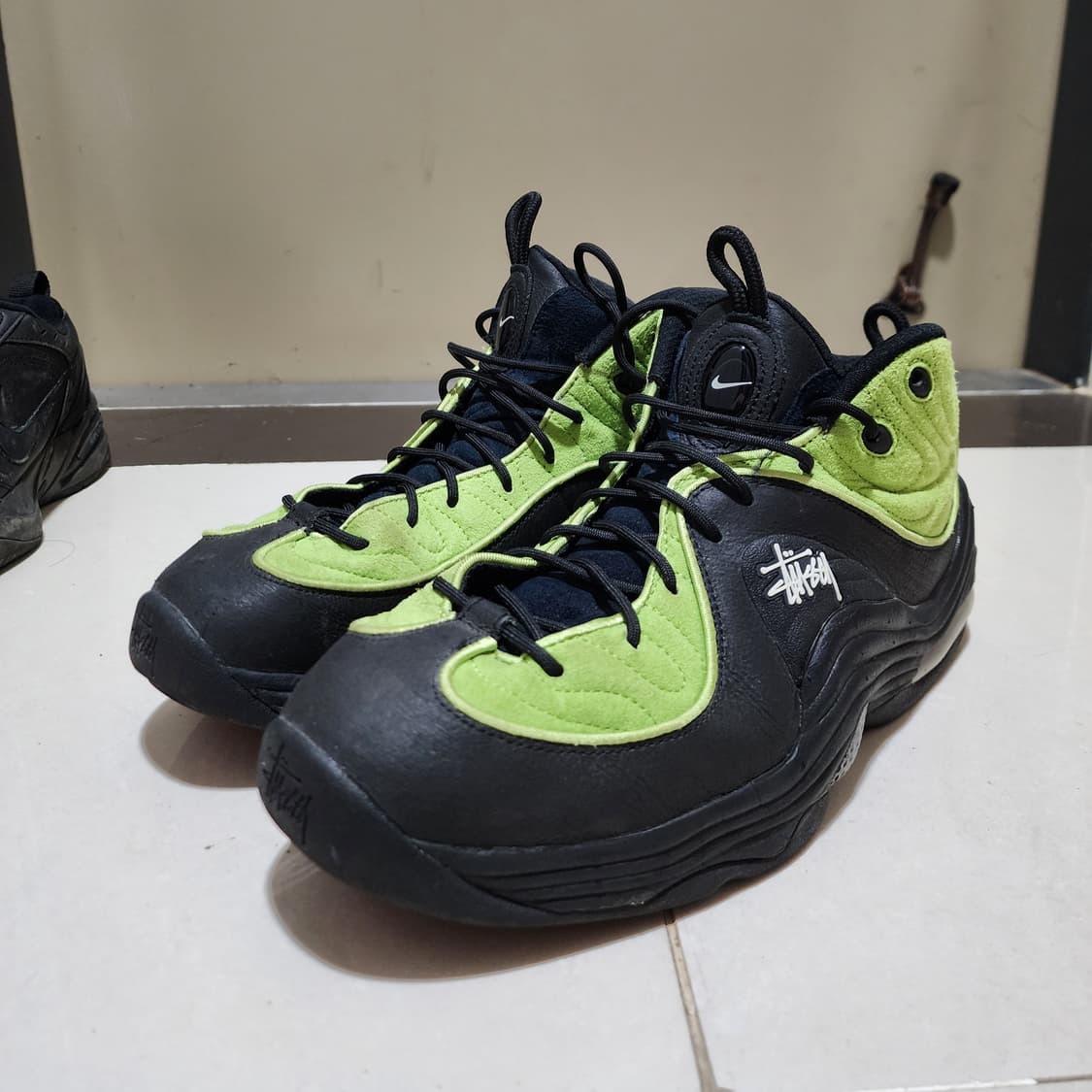 나이키 X 스투시 에어페니2 블랙라임 컬러 판매합니다 상품이미지1