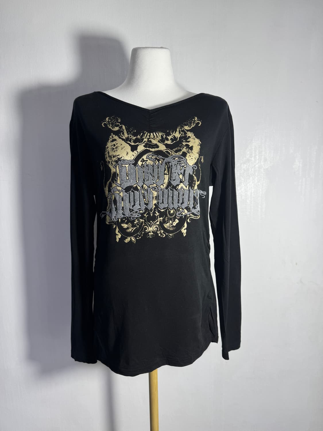 토네이도마트 셔링 디테일 레터링 롱슬리브 상품이미지2