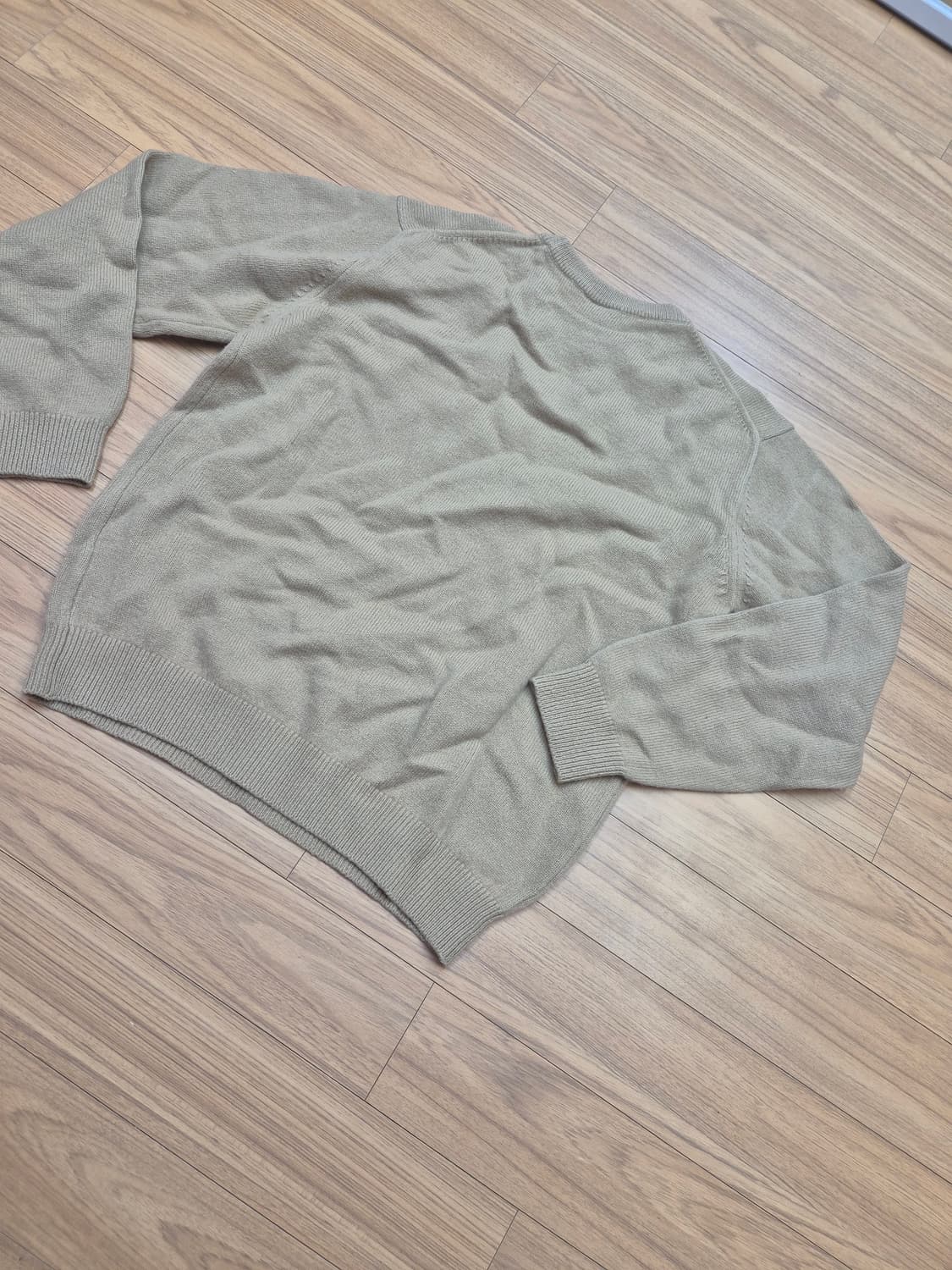 베이지색 라코스테 니트 판매합니다. 가슴둘레 100cm에 사이즈는 100 상품이미지2