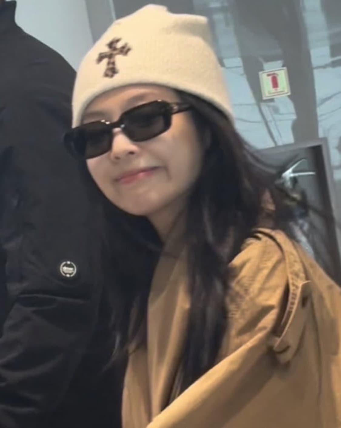 크롬하츠 크로스패치 송치 비니 제니, 산다라 박 착용 상품이미지5