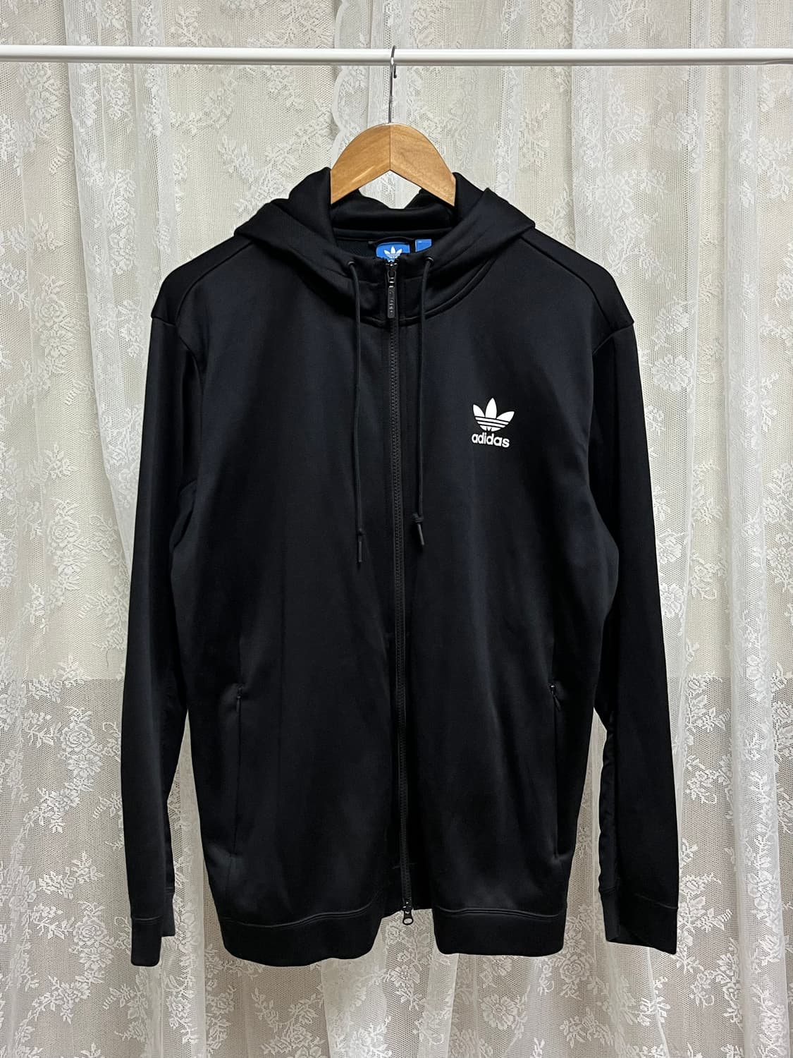 110) 아디다스 백프린팅 후드 집업 블랙 상품이미지1