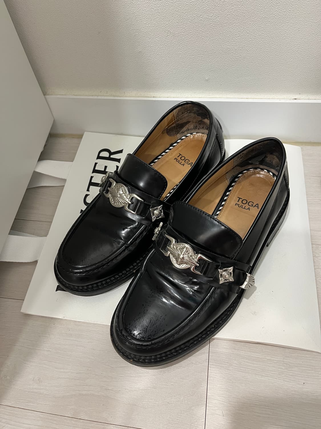 (240) 토가 풀라 메탈 버클 스트랩 레더 로퍼 (TOGA PULLA) 상품이미지1