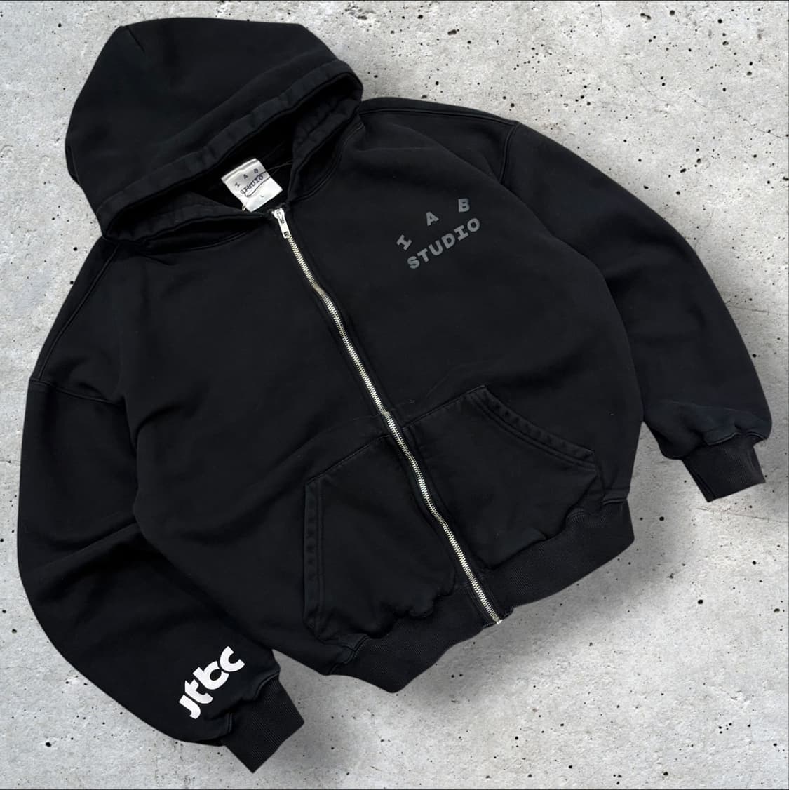 [L] 아이앱스튜디오 x JTBC 스태프 후드집업 블랙 D481 상품이미지2