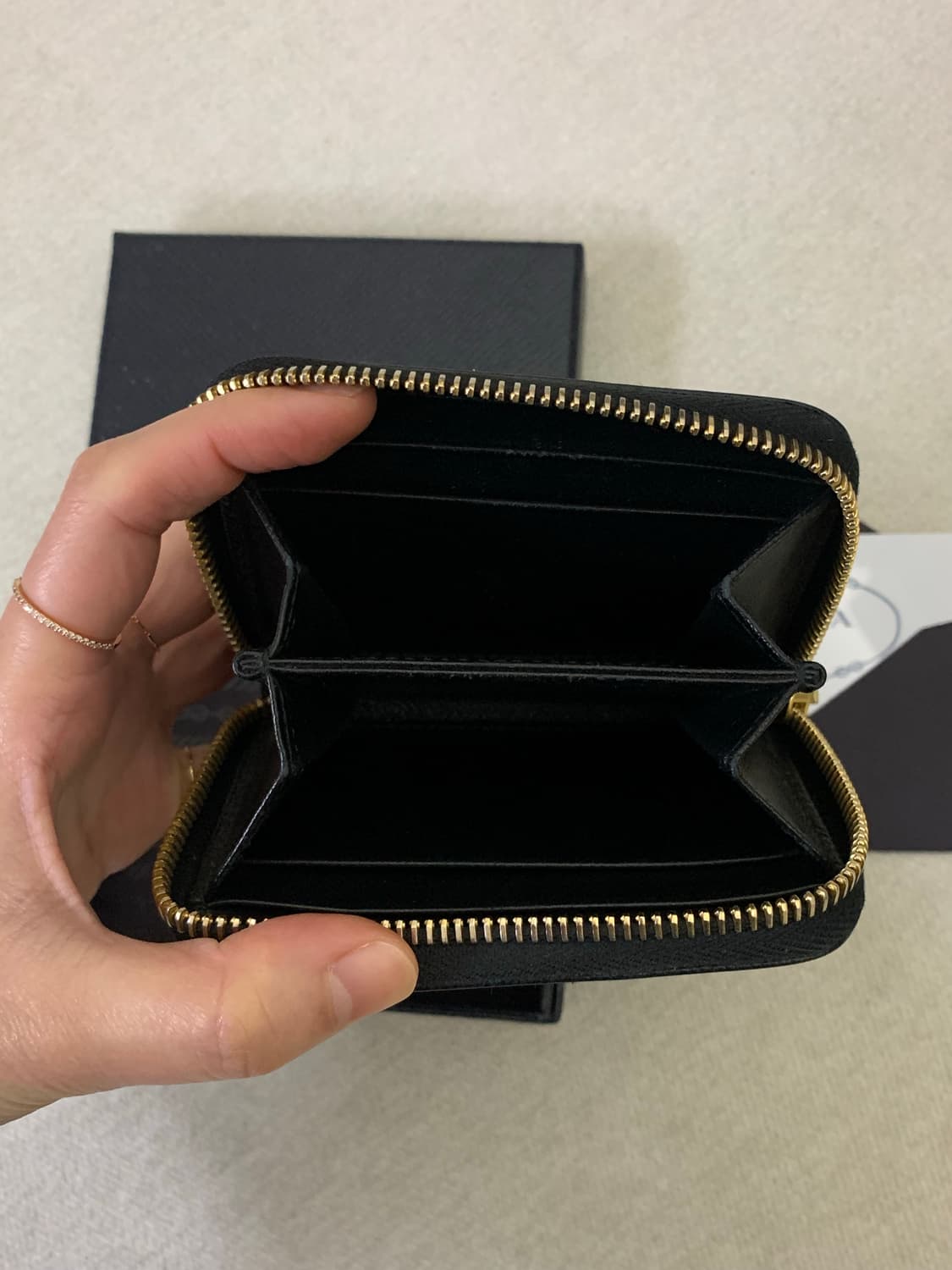 프라다 삼각로고 사피아노 지퍼돌이 지갑 상품이미지6