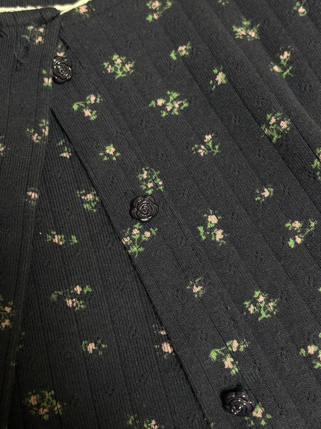 (소올착용) 어윗 AWIT 로지 펀칭 슬리브리스 나시가디건 세트 네이비 상품이미지3