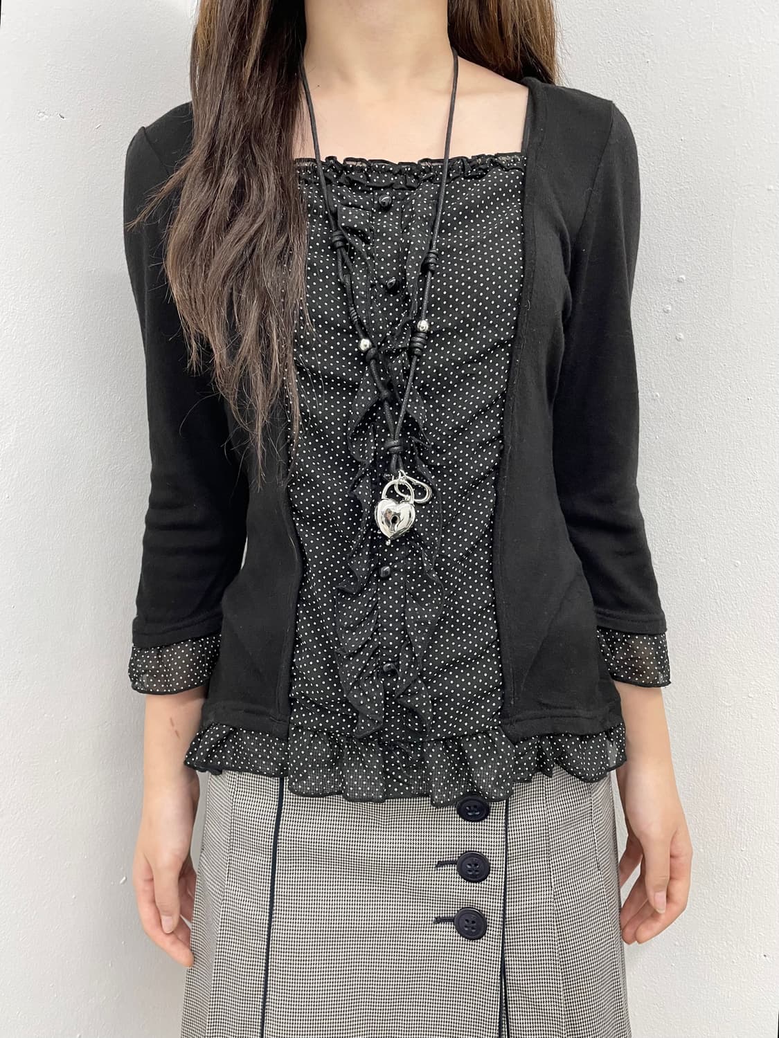 블랙 버튼 도트 프릴 탑 상품이미지1