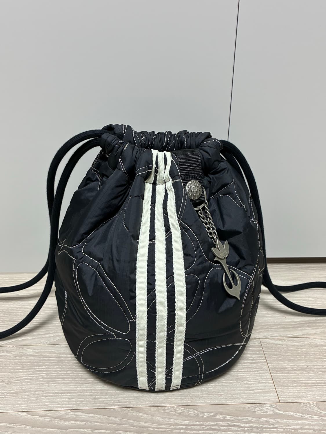 아디다스 x 떠그 클럽 패디드 백 블랙 상품이미지2