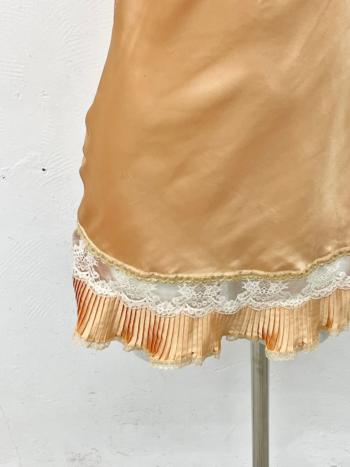 에블린 브리저튼 버튼 새틴 슬립 상품이미지3