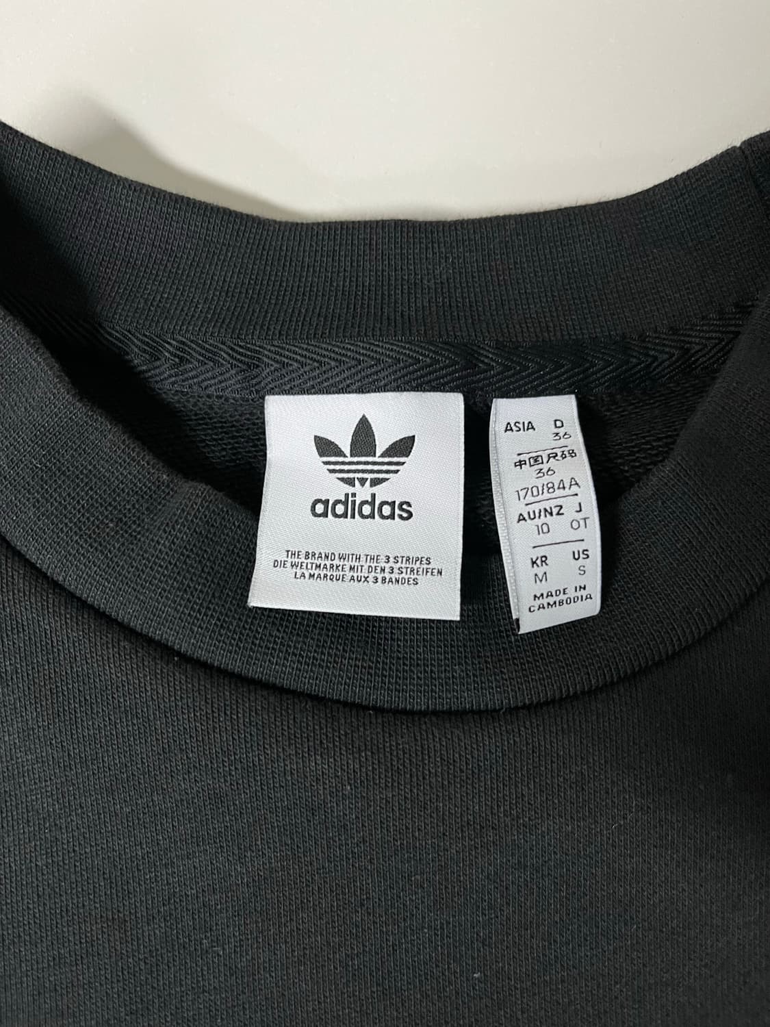 M) 아디다스 패치 로고 크롭 맨투맨 블랙 상품이미지4