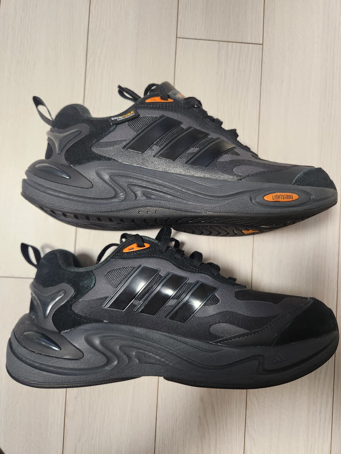 아디다스 운동화 클라이마웜 카본 코어 블랙 러닝화 사이즈245

스웨이드 상품이미지1