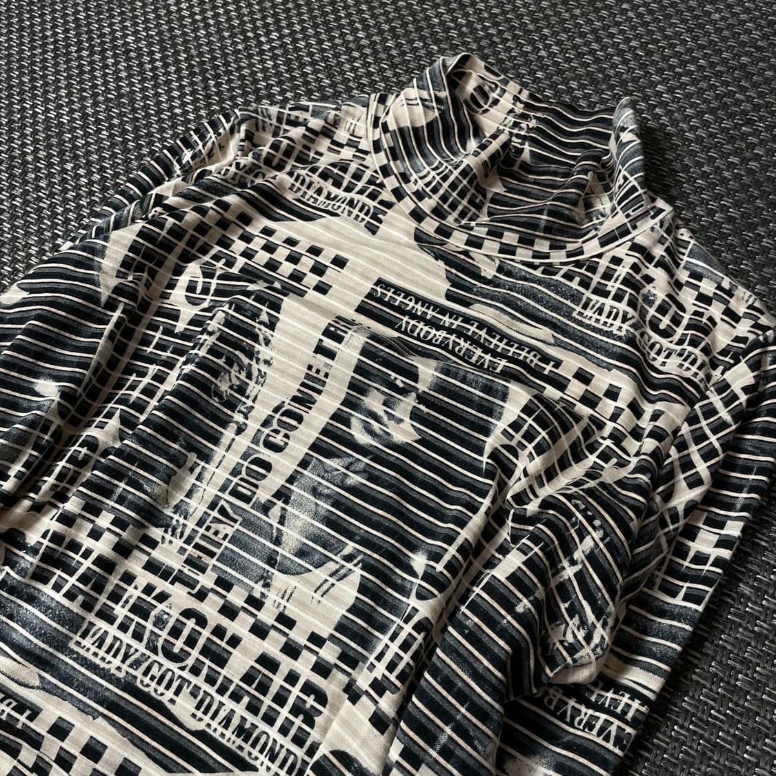 빈티지 스트라이프 텍스쳐 프린팅 반폴라 긴팔 티셔츠 상품이미지4