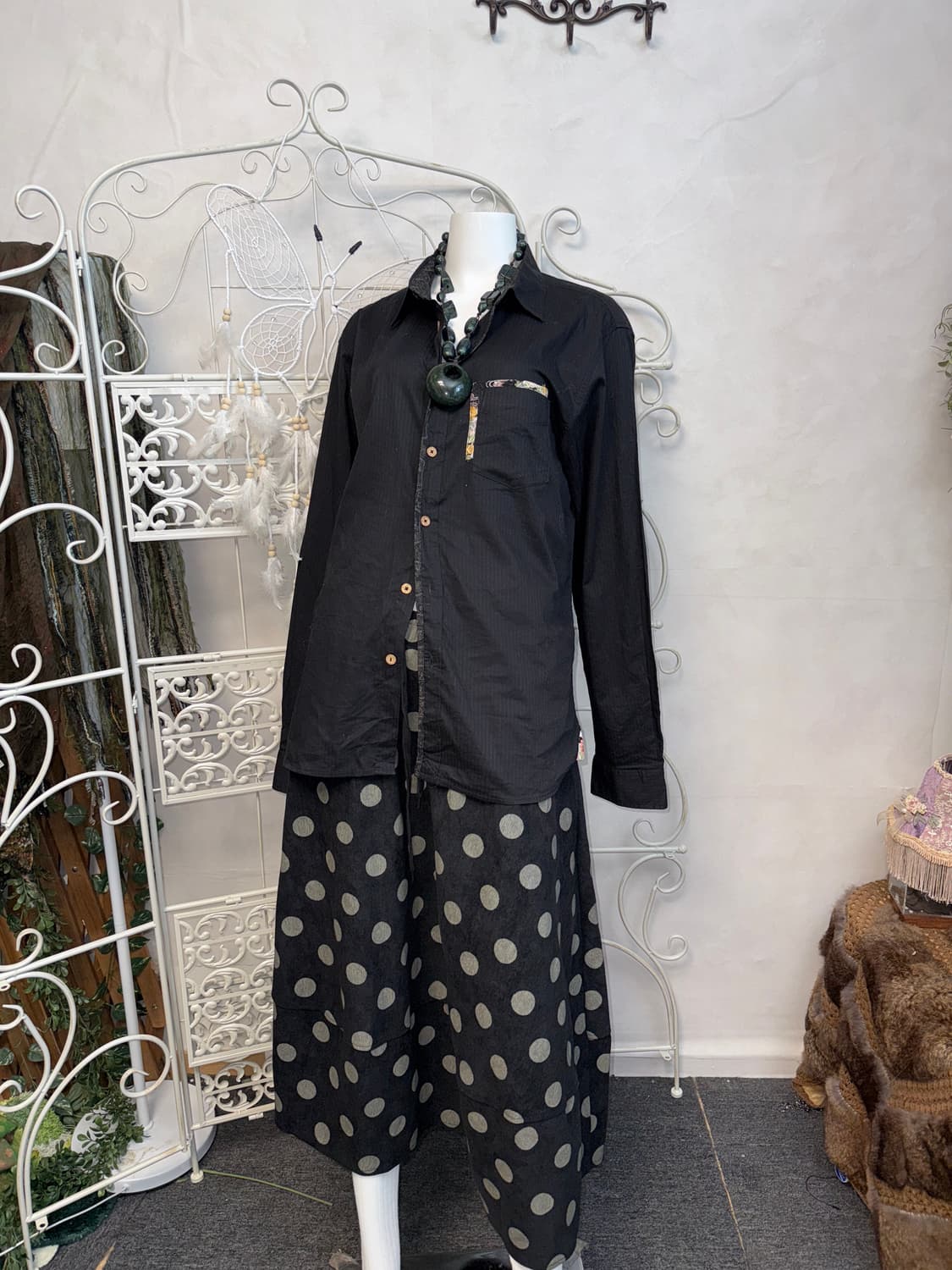 Black oriental detail over loose shirt 상품이미지4