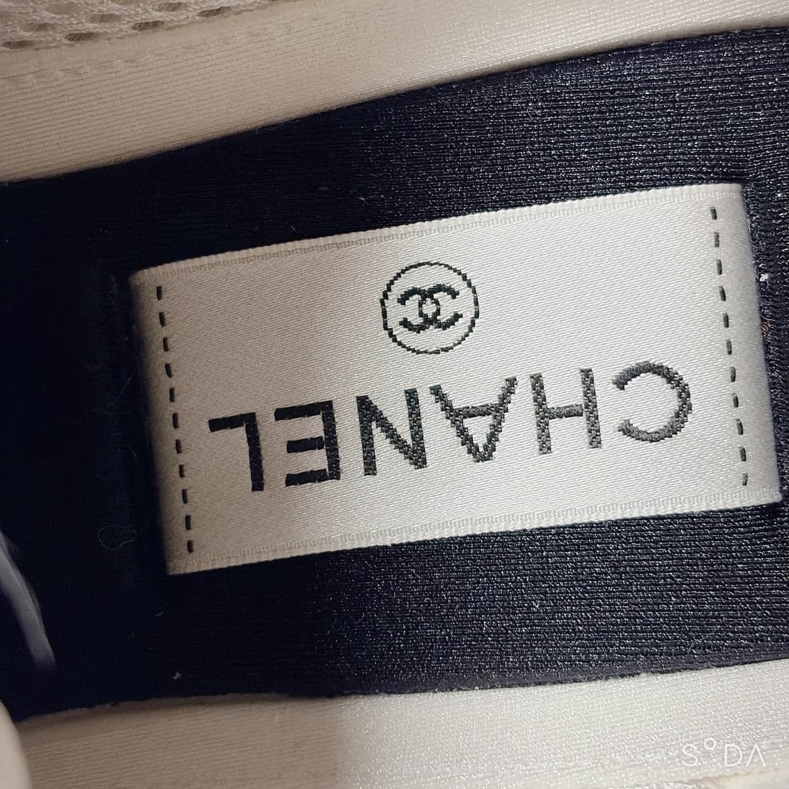 CHANEL 샤넬 CC로고 플레이 올오버 스웨이드 스니커즈 38.5 상품이미지10