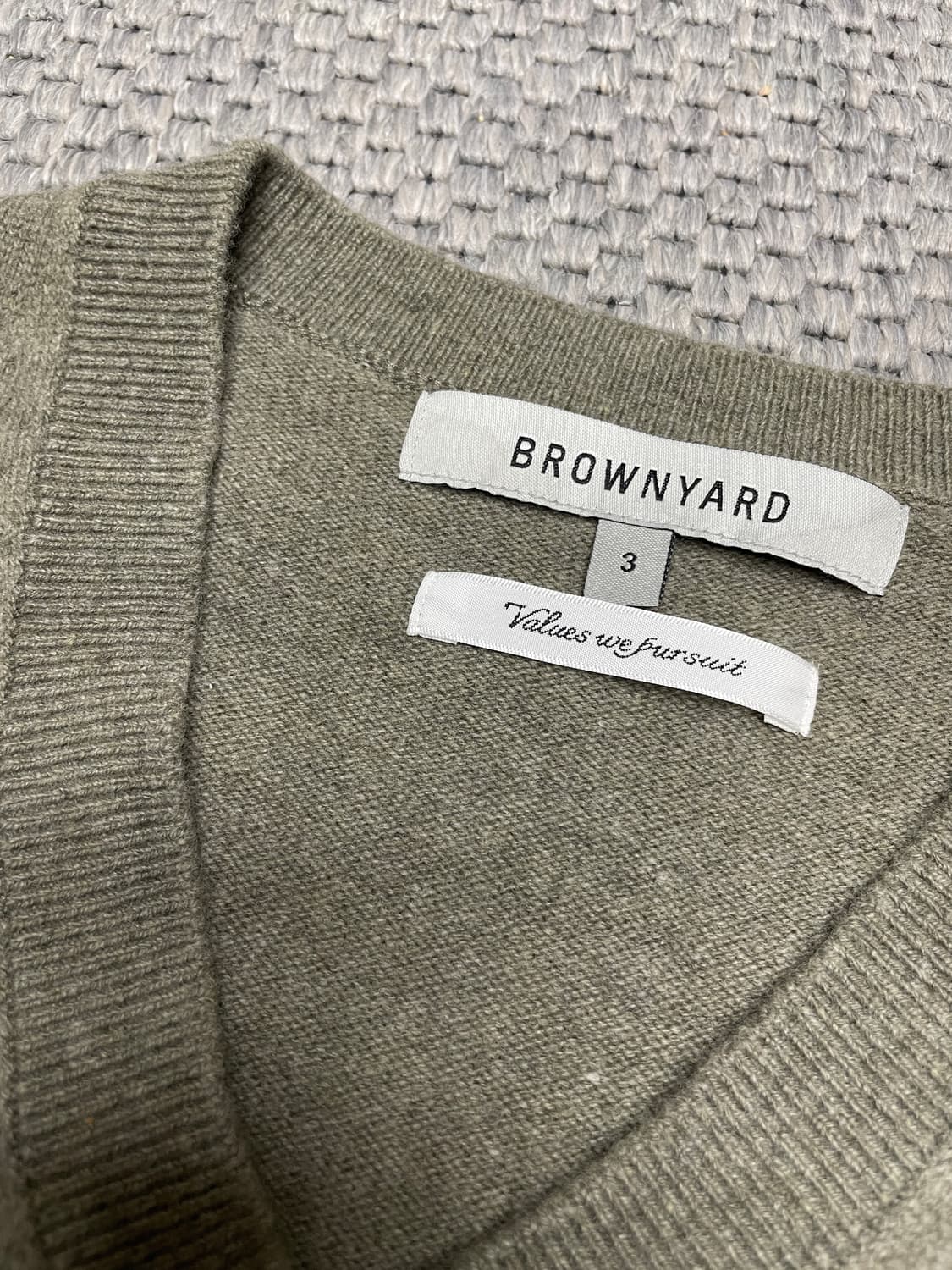 (3) 브라운야드 25FW 브이넥 니트 올리브 그레이 상품이미지4