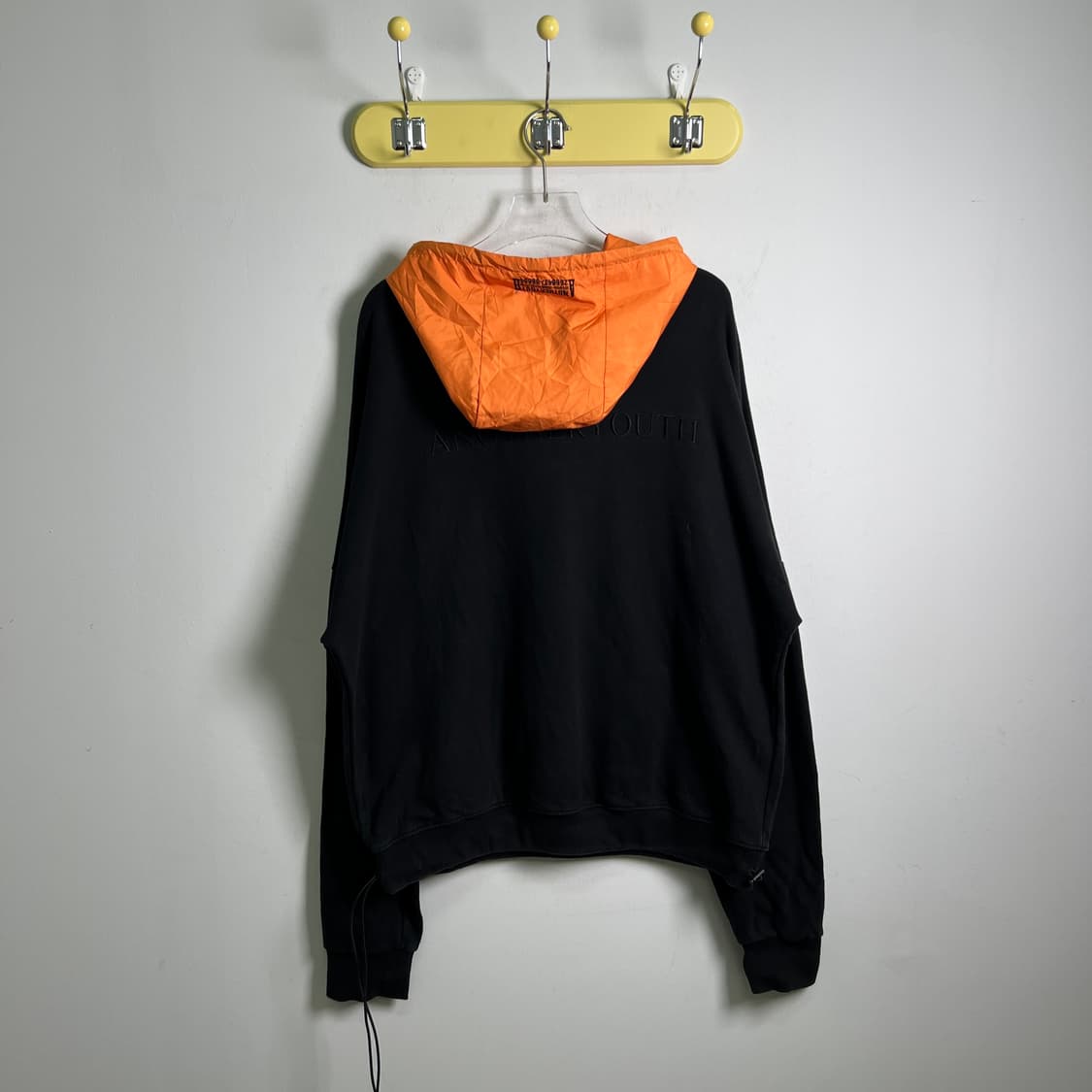 어나더유스 블랙 레터링 후드티  상품이미지2