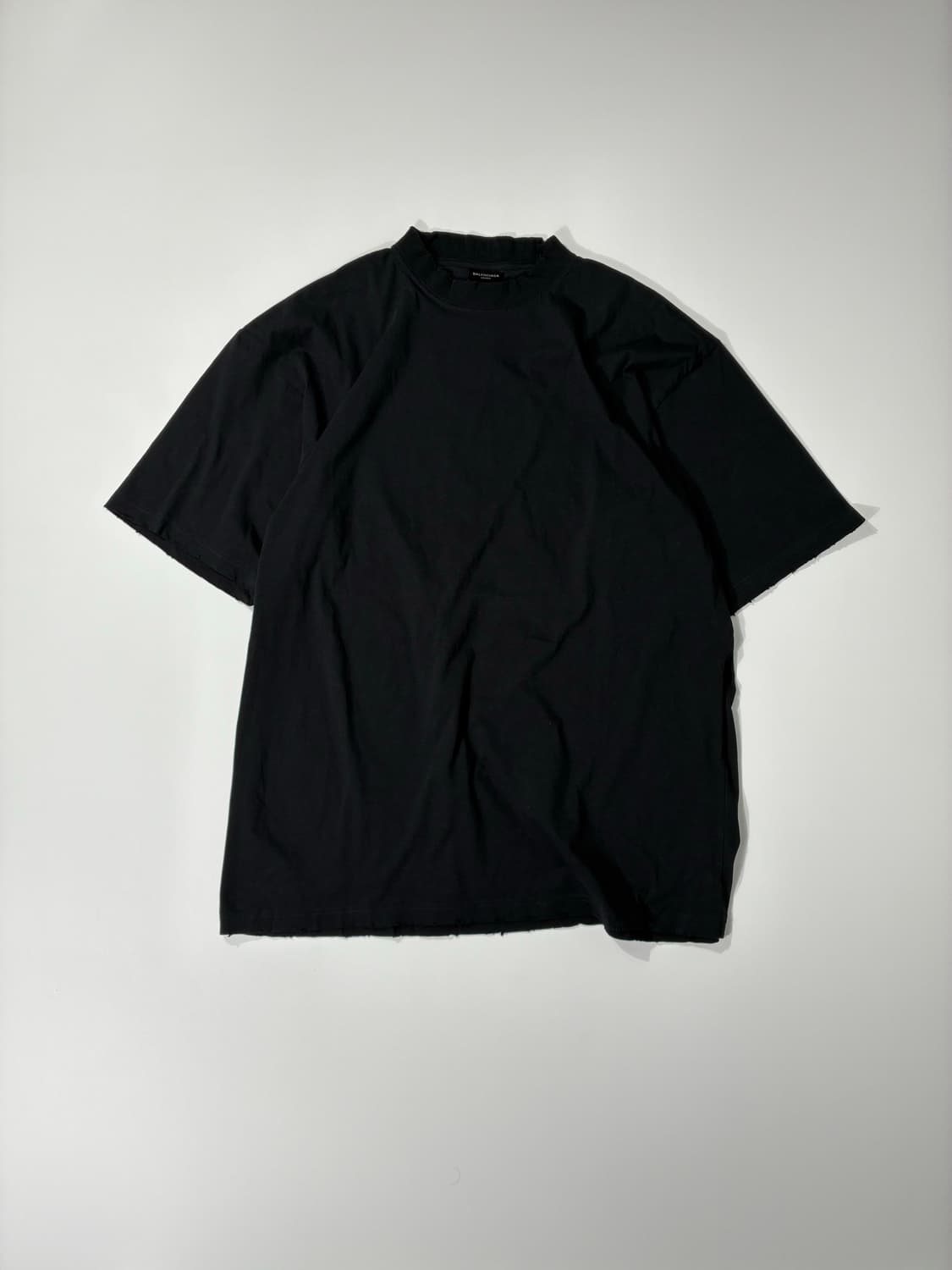 발렌시아가 미디엄 핏 디스트레스드 티셔츠 페이디드 블랙 M사이즈 상품이미지1