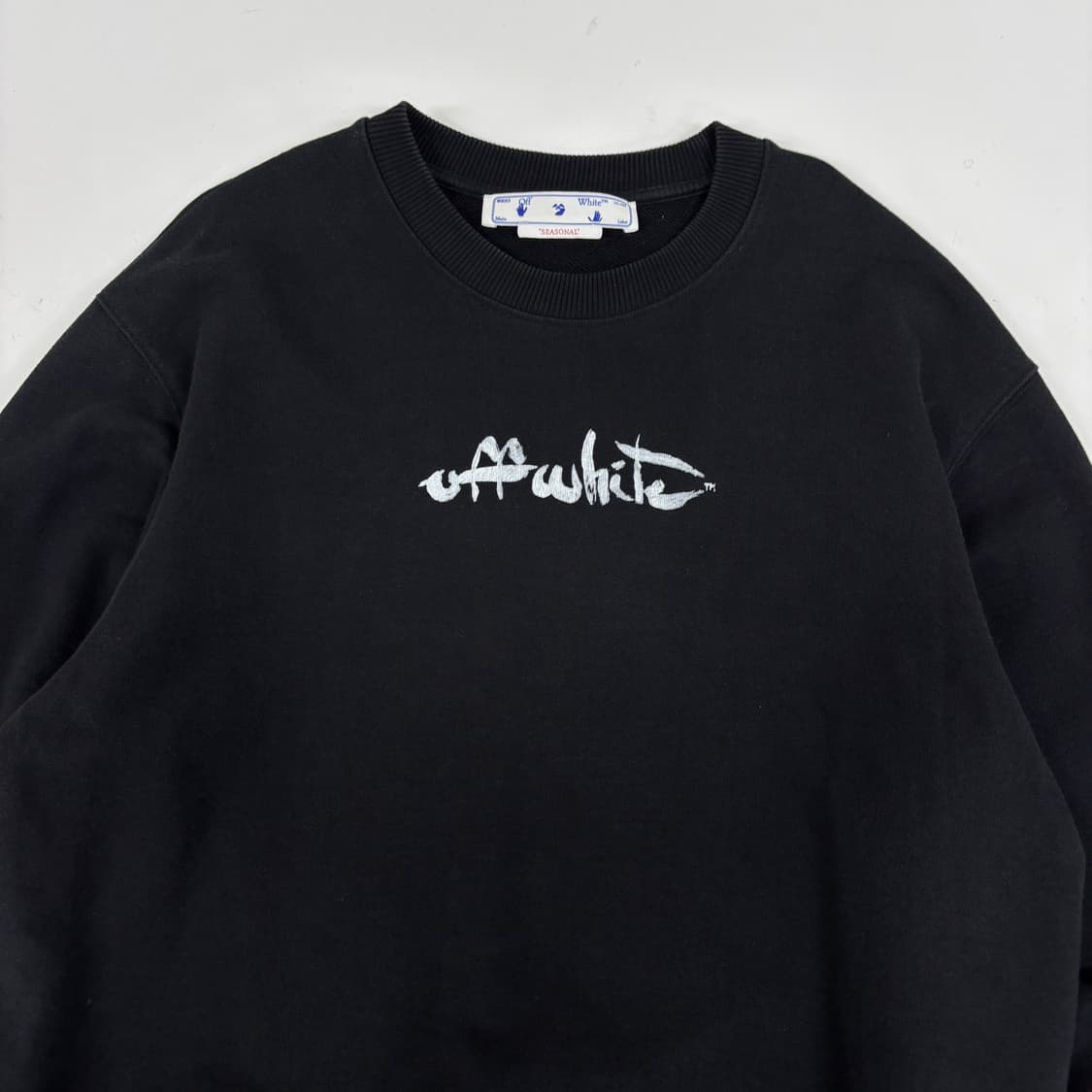 오프화이트 페인트 애로우 슬림 맨투맨 상품이미지2