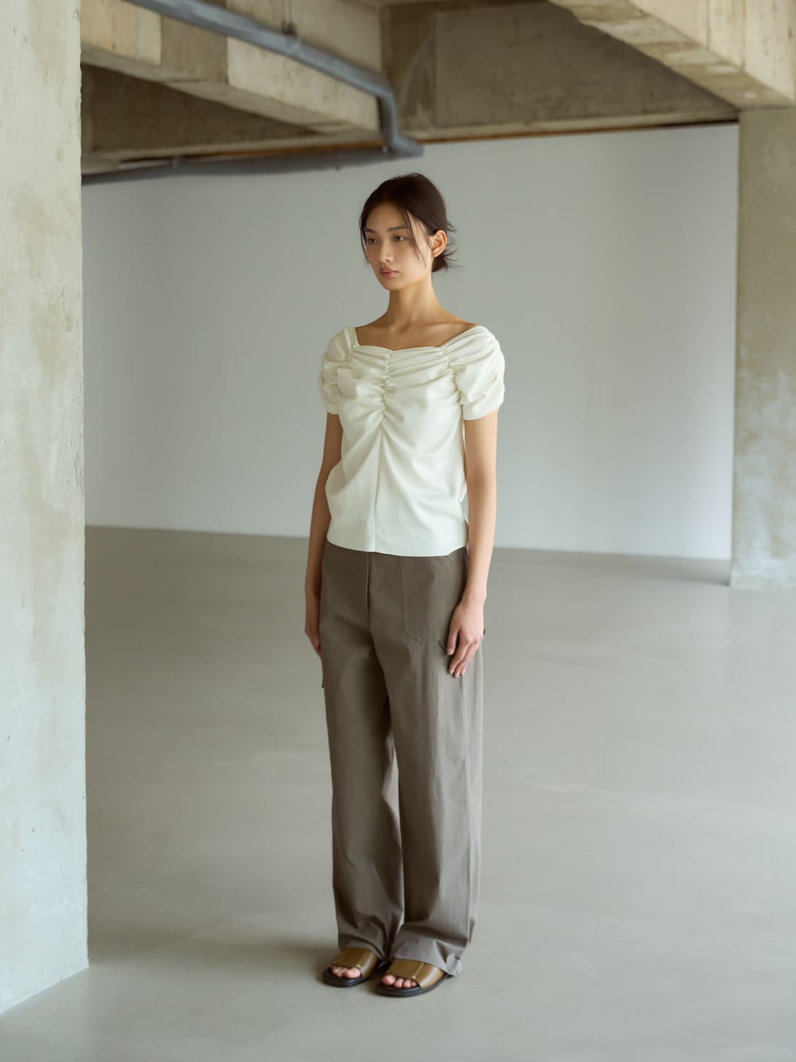 아우로 ouro shirring off shoulder top white 상품이미지4