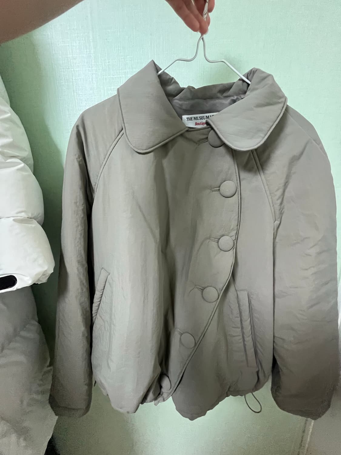 더뮤지엄비지터 라운드 언발란스 퍼프 자켓 베이지  상품이미지3