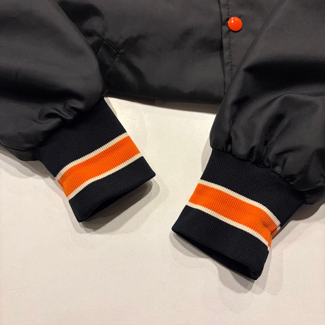[M] NEFF 네프 블랙 스타디움 점퍼 오렌지 포인트 D828 상품이미지5