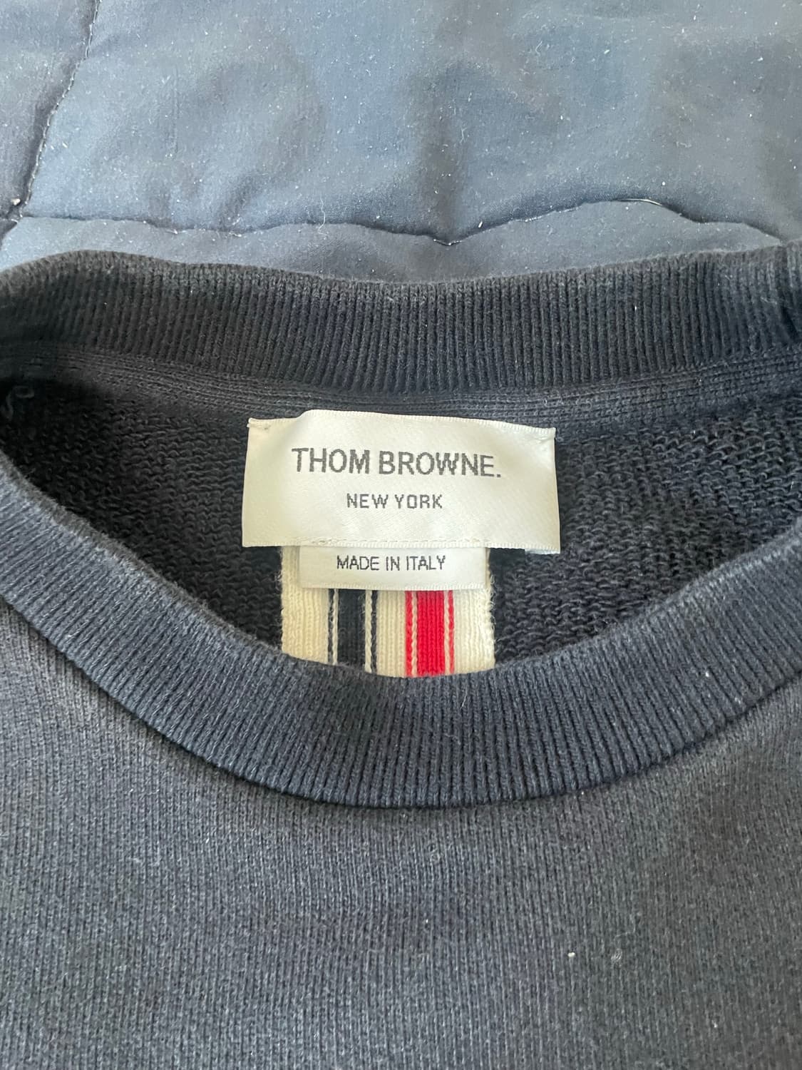 톰브라운 백삼선 맨투맨 네이비 상품이미지5