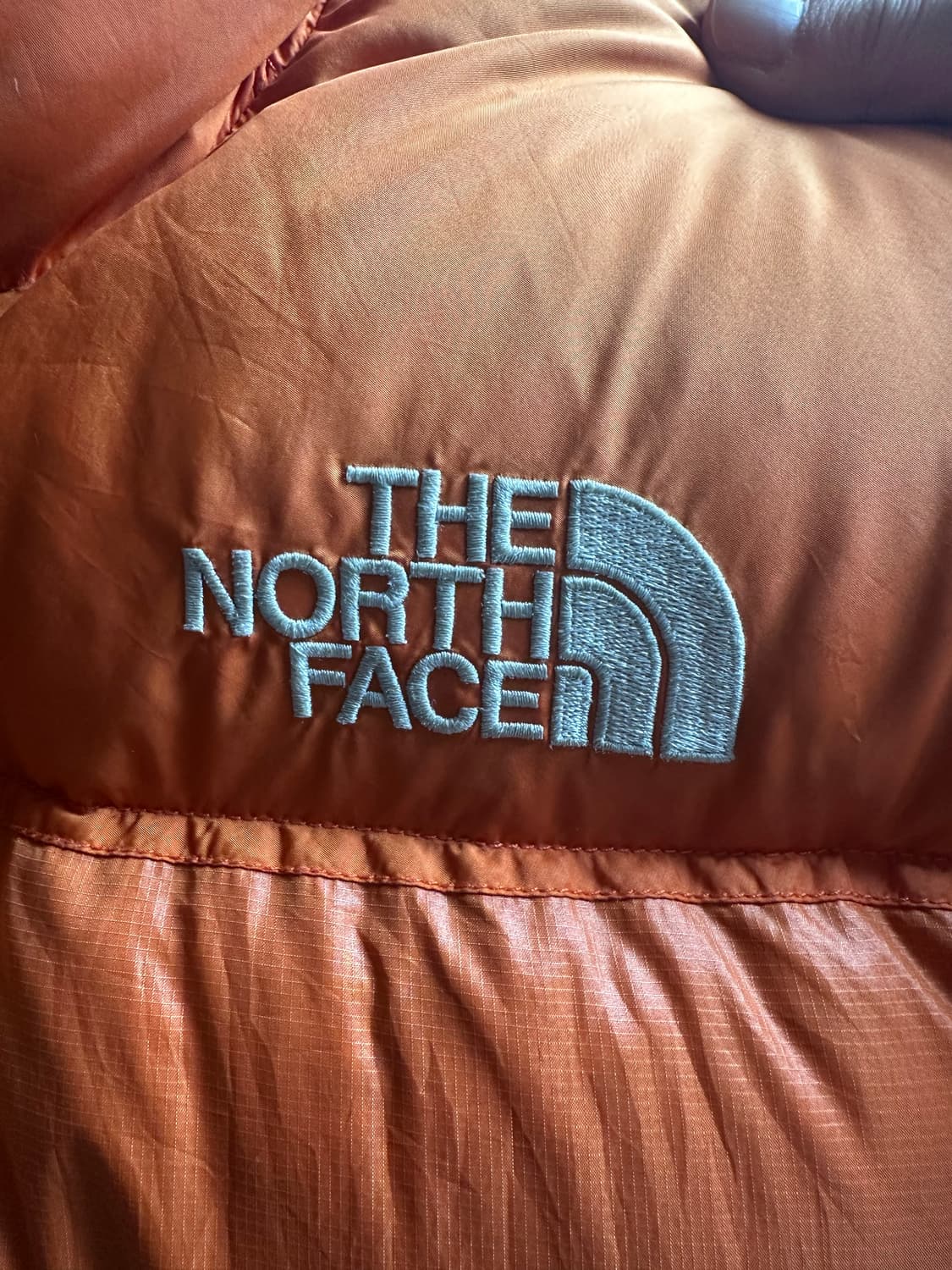 NORTHFACE 노스페이스 주황 오렌지 중앙 로고 눕시 패딩 상품이미지2