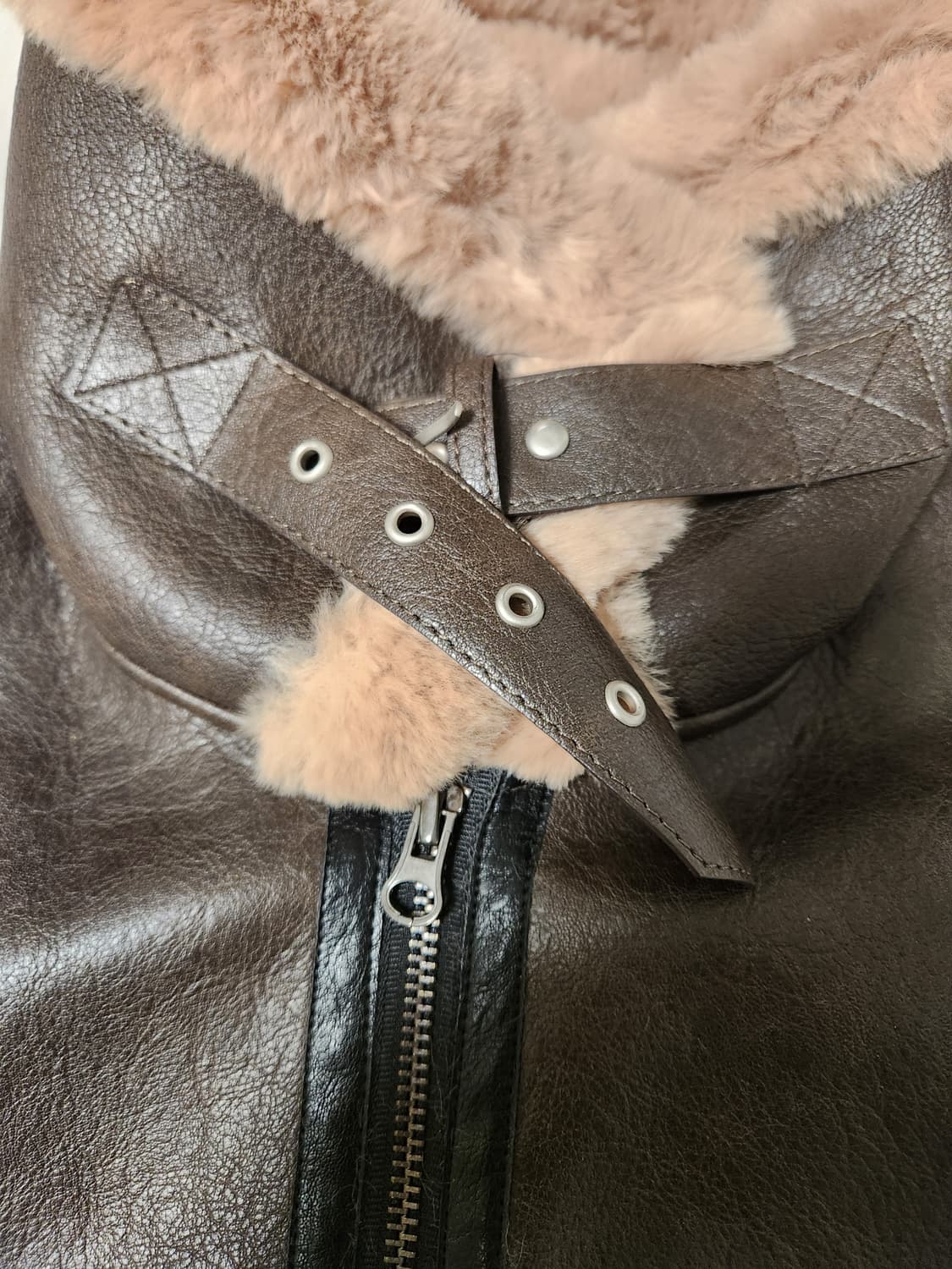 MUYBIEN 크롭 무스탕 사이즈F

얼핏보면 거의 새거처럼 관리되어 있 상품이미지6