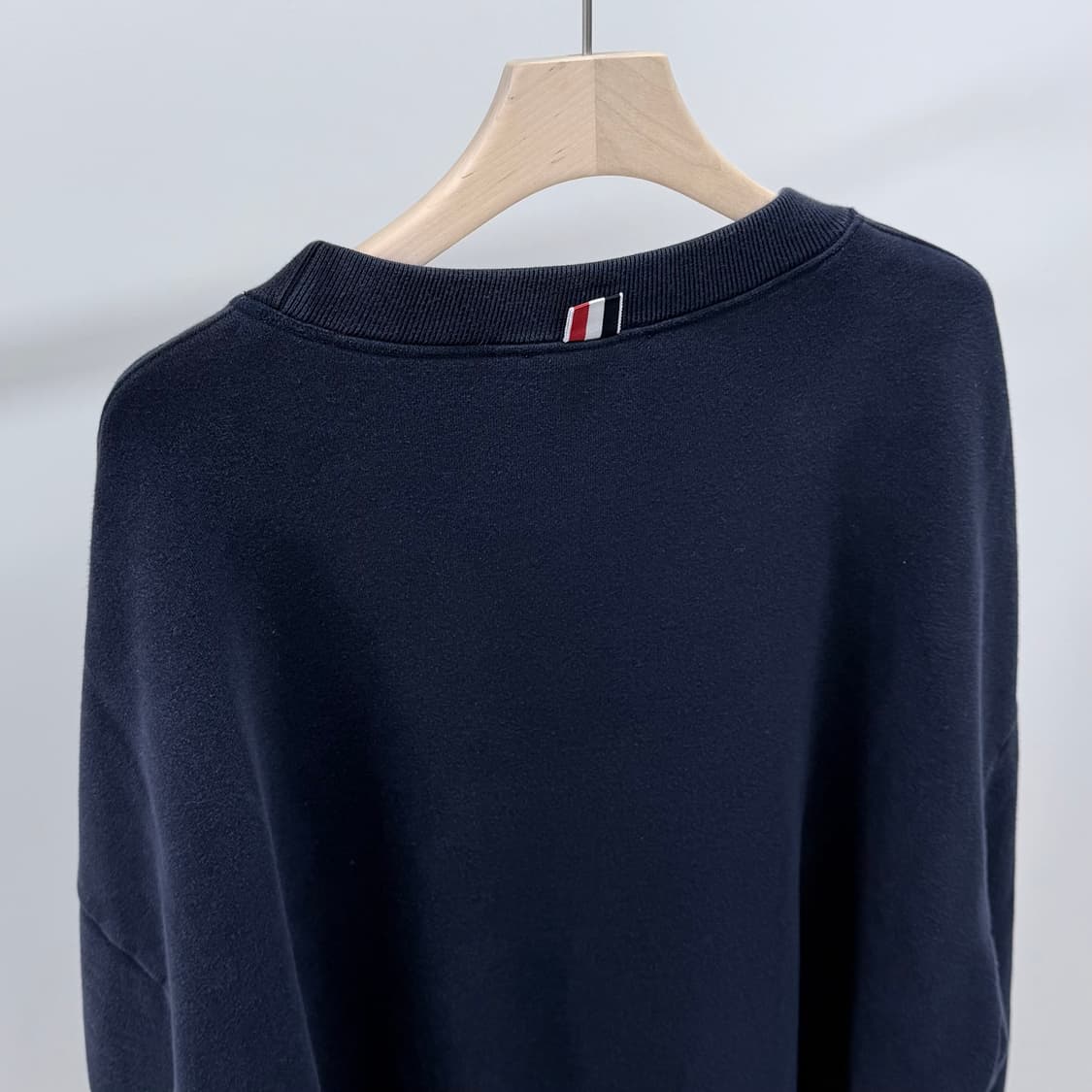 [A급/5] 톰브라운 사선완장 오버핏 맨투맨 그레이 상품이미지6