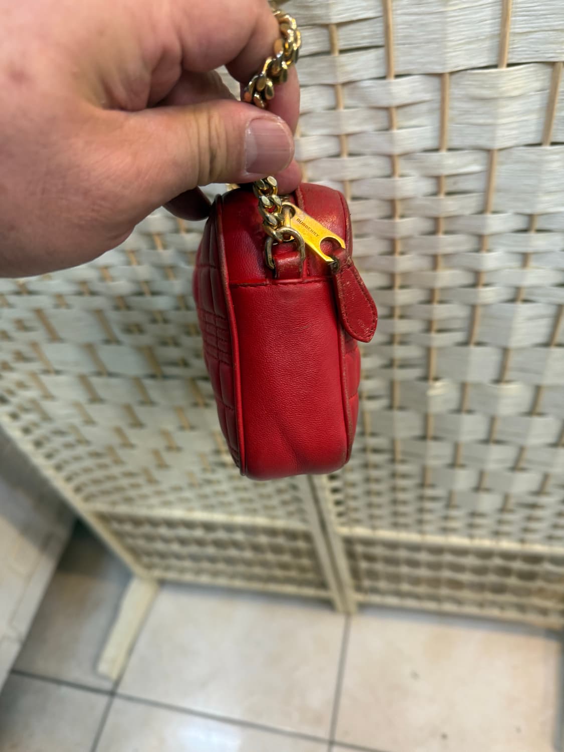 정품 버버리 마이크로 퀄팅 카메라 체인 크로스백 팝니다 상품이미지5