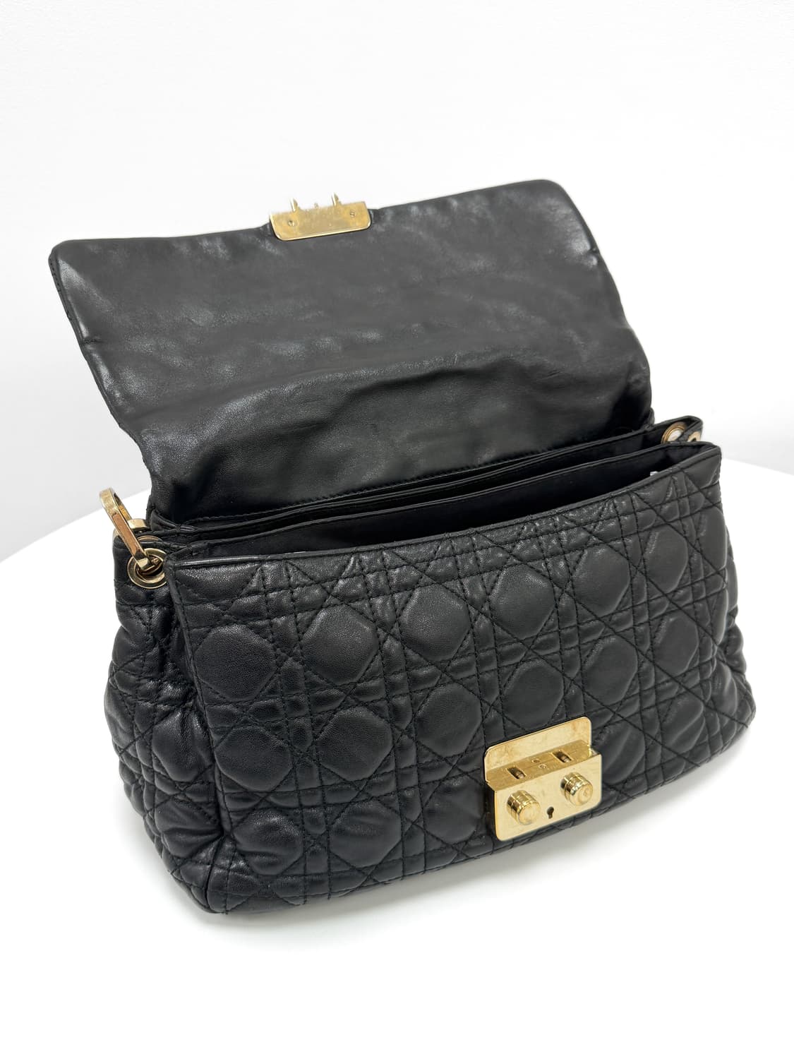 디올 까나쥬 뉴 락 레더 체인 숄더백 상품이미지7