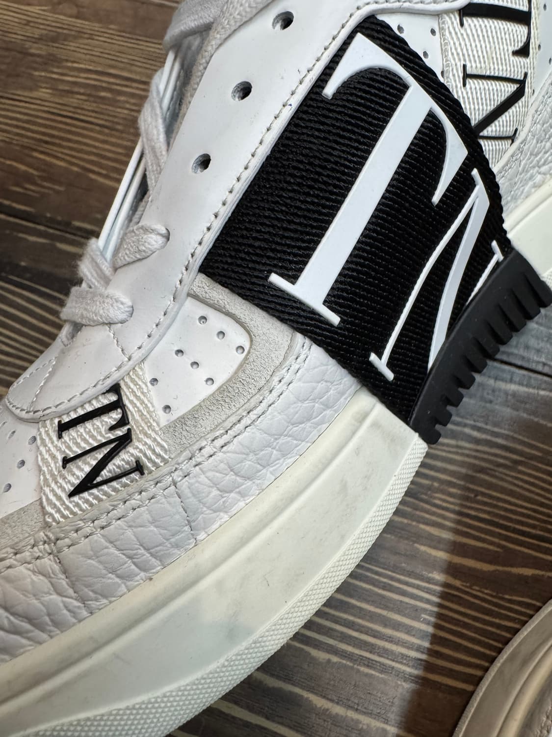 발렌티노 VLTN 로고 7-밴드 하이탑250-255 상품이미지2