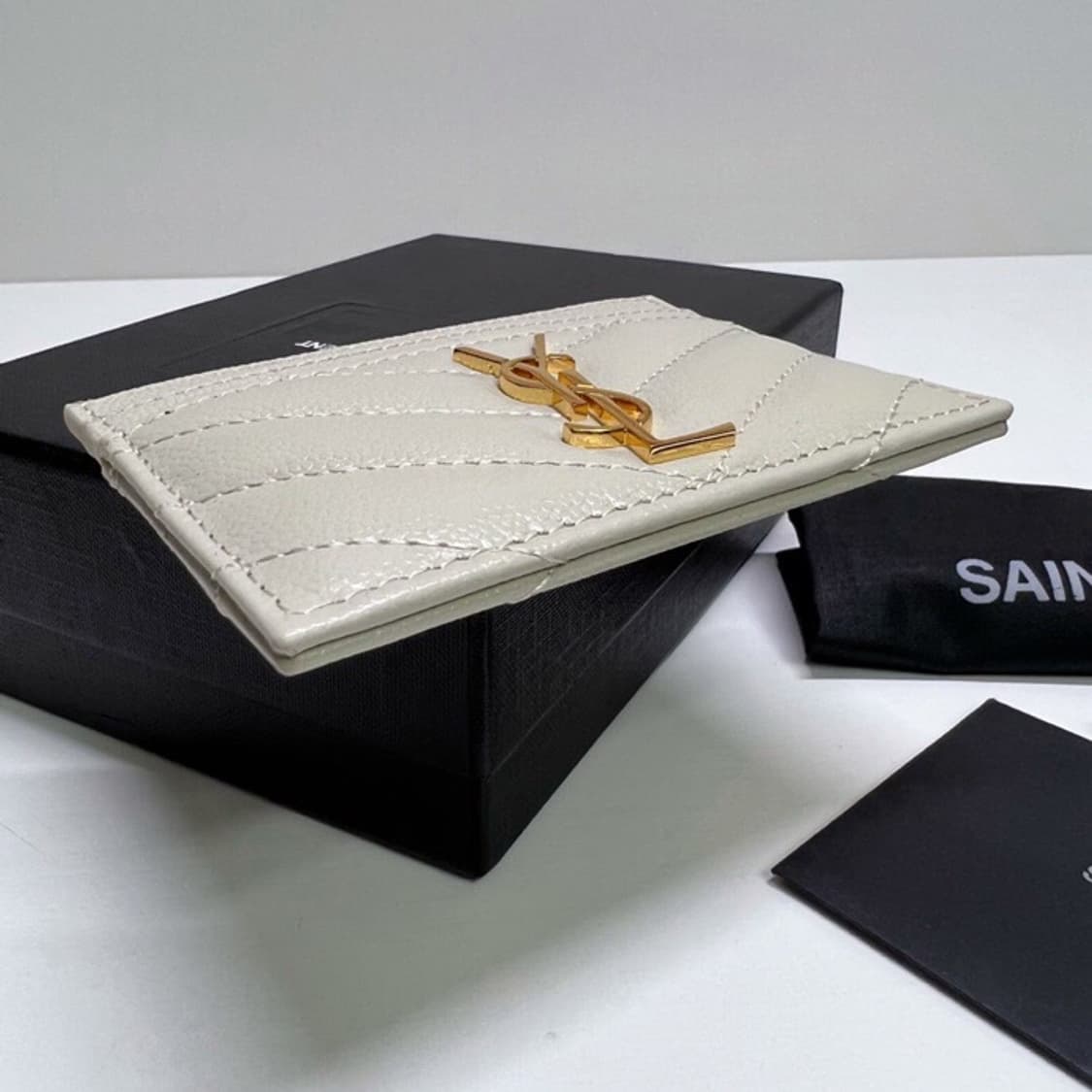 생로랑 그랑 드 뿌드르 텍스쳐드 마틀라세 레더 카산드라 마틀라세 카드 케 상품이미지4