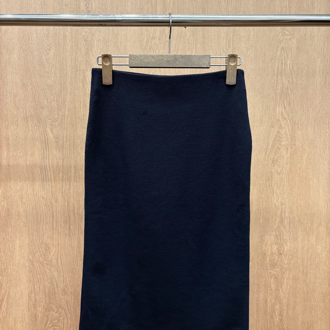 코스 울 블렌드 미디 스커트 미니멀 니트 조직 밴딩 디테일 H라인 네이비 상품이미지4